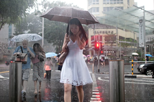 lady_in_white_in_rain_by_dannyst-d4ua85s_640